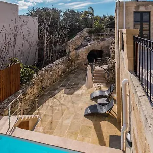 Farmhouse With Pool And Cave Villa