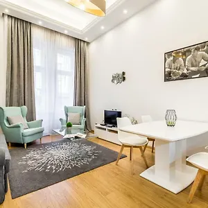 https://hello-downtown-apartment-movie.inbudapesthotels.com